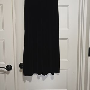 Stretch velvet wide leg cropped pants. BCBG MAXAZRIA. Size M. Poly/spandex